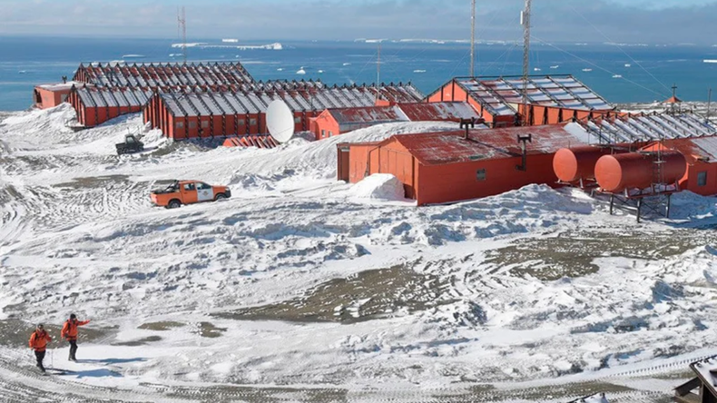 Docentes universitarios están hace casi 3 semanas varados en Base Marambio. | LM Neuquen Docentes universitarios están hace casi 3 semanas varados en Base Marambio.