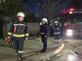 Bomberos Voluntarios de Centenario en la vivienda donde fue hallada la persona sin vida.