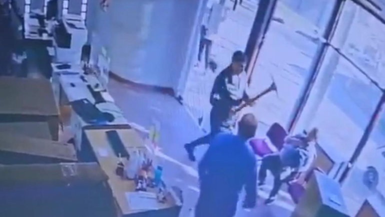 Le saltó la térmica: un hombre rompió todo en la oficina de una empresa de energía