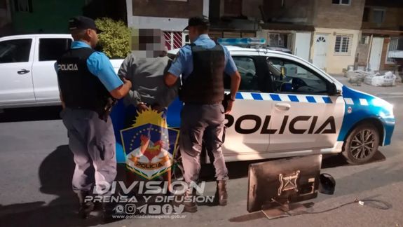 Rompió una puerta y entró a robar sin importarle que había gente en la casa