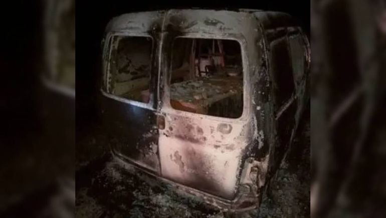 La camioneta Partner con la caja fuerte en su interior fue hallada incendiada en la zona de chacras cercana a la localidad de Guerrico. 