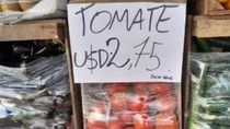 un verdulero vendia el tomate con precio en dolares