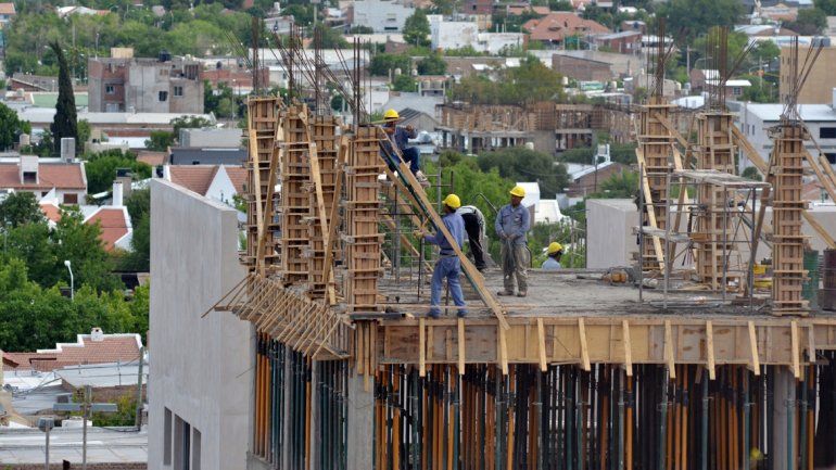 La construcción se volvió a reactivar y ya se levantan nuevos edificios en la capital neuquina.