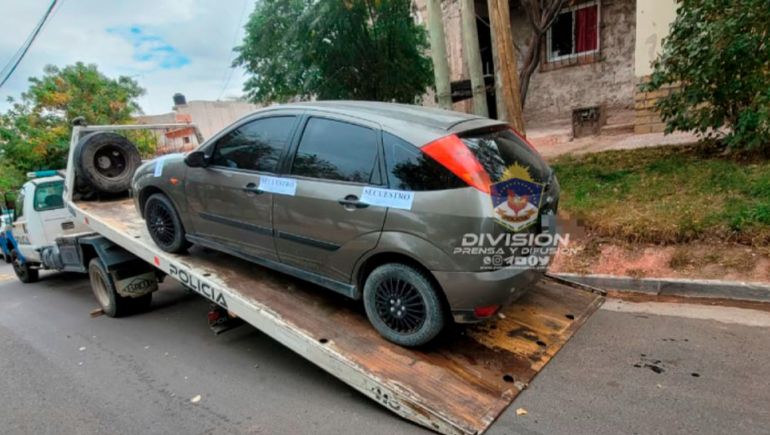 Robaron un auto en Roca y lo dejaron en Neuquén