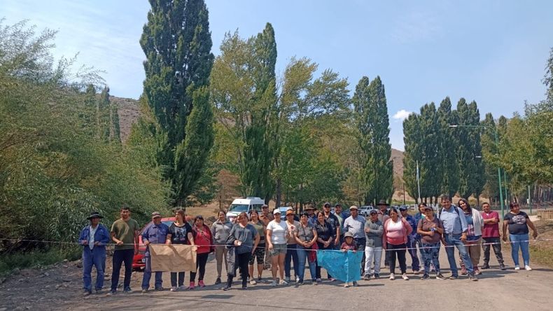 Conflicto en el norte neuquino: cortan el ingreso a Los Miches en reclamo de transporte escolar | LM Neuquen Conflicto en el norte neuquino: cortan el ingreso a Los Miches en reclamo de transporte escolar
