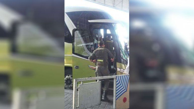 Esperaron a que se durmieran para robar en un micro