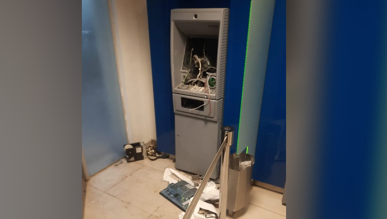 En agosto, delincuentes destrozaron el cajero del Banco Macro en barrio Confluencia para intentar robarlo. En agosto, delincuentes destrozaron el cajero del Banco Macro en barrio Confluencia para intentar robarlo.