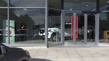 La concesionaria de Puerto Madryn a la que el brasileño condenado ingresó luego de trepar al techo y romper el cielorraso junto a tres cómplices de la misma nacionalidad. La concesionaria de Puerto Madryn a la que el brasileño condenado ingresó luego de trepar al techo y romper el cielorraso junto a tres cómplices de la misma nacionalidad.