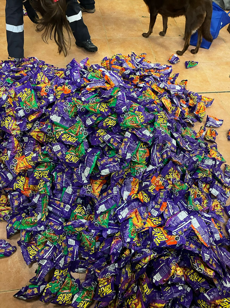 Un hombre intentó ingresar más de un millón y medio de pesos en golosinas. Un hombre intentó ingresar más de un millón y medio de pesos en golosinas.