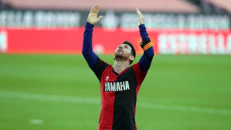 Lionel Messi se puso la camiseta de Newells en un homenaje a Maradona