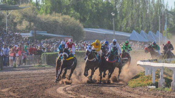 Los protagonistas doblando el codo e ingresando al derecho. Desde ese momento, el zaino guiado por Carinao se encaminó a su triunfo más resonante en el Pellegrini.