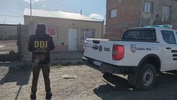 Uno de los allanamientos del martes en Santa Cruz: se hicieron seis en simultáneo, en cárceles de Río Gallegos, Pico Truncado y San Julián, y en tres viviendas. Uno de los allanamientos del martes en Santa Cruz: se hicieron seis en simultáneo, en cárceles de Río Gallegos, Pico Truncado y San Julián, y en tres viviendas.