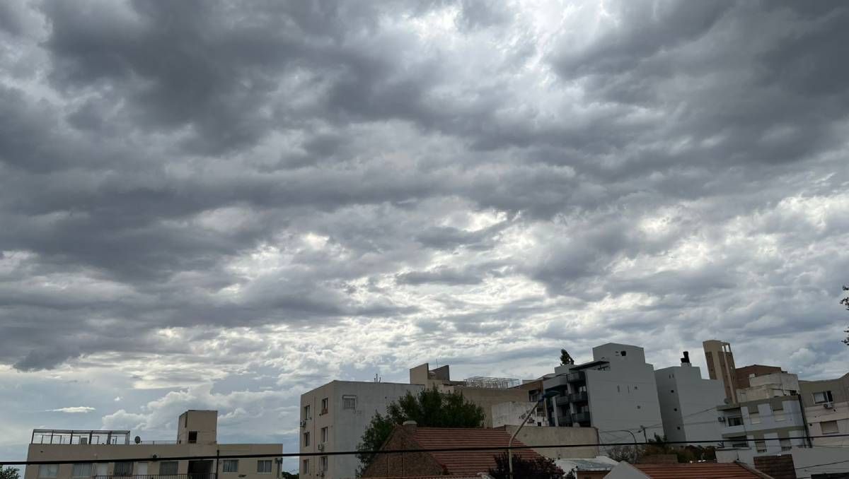 pronostico del tiempo en neuquen: rige una alerta naranja por tormentas en varias zonas para este domingo
