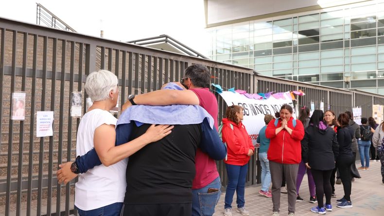 Previo a la confirmación de la condena al docente de música, las familias de las víctimas se movilizaron para exigir justicia. | LM Neuquen Previo a la confirmación de la condena al docente de música, las familias de las víctimas se movilizaron para exigir justicia.
