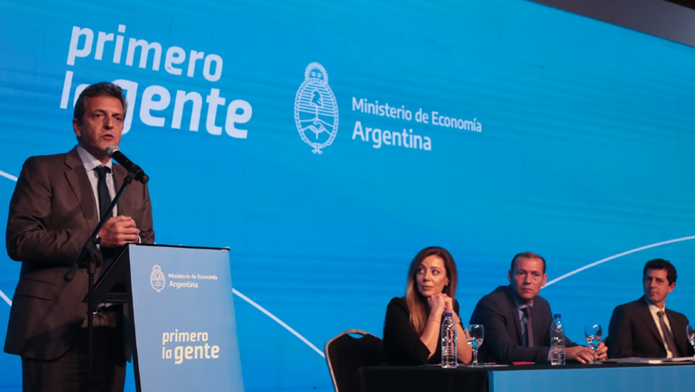 Massa anunció la flexibilización del cepo para el petróleo y la concesión de Oldelval