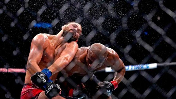 El impresionante nocaut del luchador nigeriano para retener el título