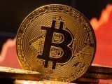 FOTO DE ARCHIVO: Una representación de la moneda virtual Bitcoin ante un gráfico de acciones en esta ilustración tomada el 19 de noviembre de 2020. REUTERS/Dado Ruvic/Ilustración
