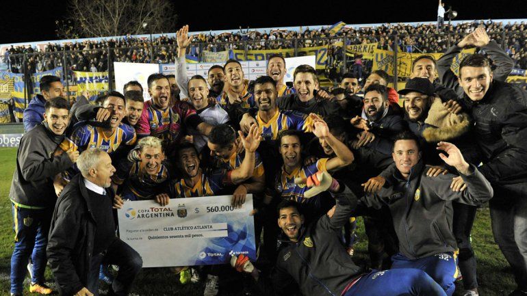 El Bohemio metió otro batacazoy eliminó al Santo de San Juan.