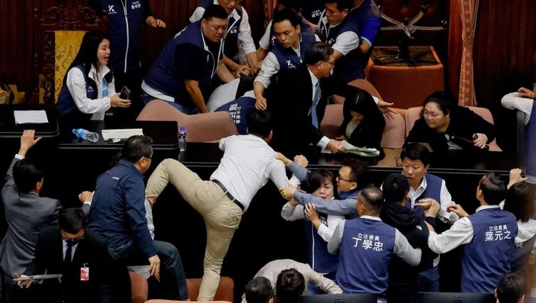 Una gran pelea se desató en el parlamento de Taiwán Una gran pelea se desató en el parlamento de Taiwán