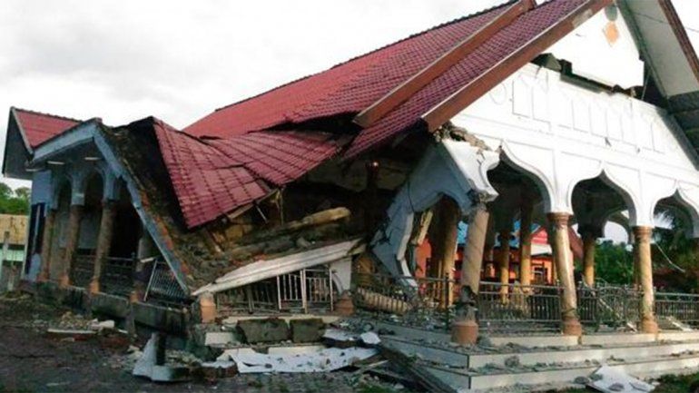 Al menos 52 muertos y 300 heridos por sismo en Indonesia