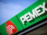 Imagen de archivo. El logo de la petrolera estatal mexicana Pemex es visto en una gasolinera en Ciudad Juárez, México. 7 de febrero de 2020. REUTERS/Jose Luis Gonzalez/File Photo