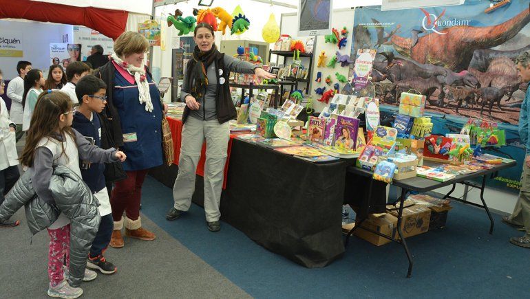 Los colegios copan la Feria del Libro