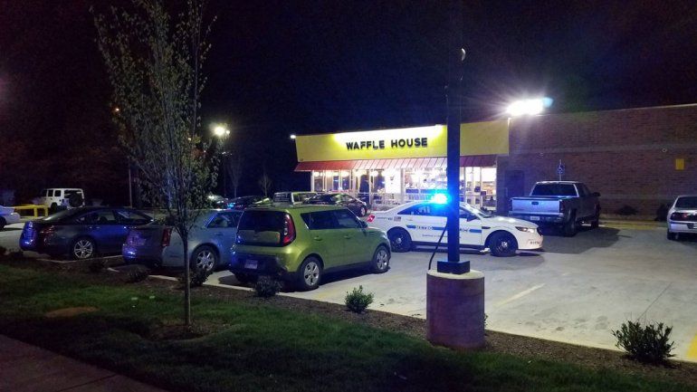 Por el momento se desconocen las causas del ataque en este restaurante que funciona las 24 horas.