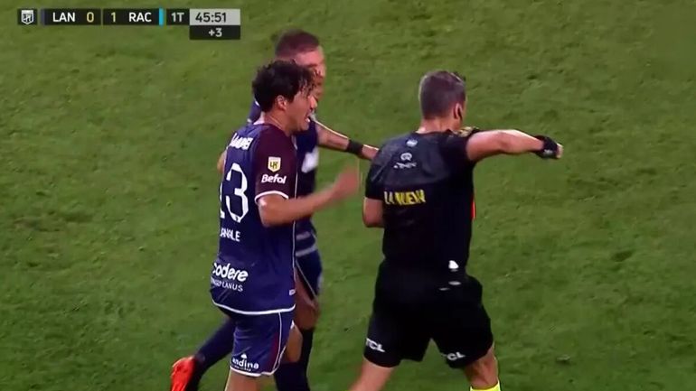 Racing ya ganaba cuando Lanús sufrió dos expulsados en la misma jugada.