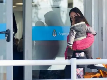 La AUH sirve para contrarrestar la pobreza en los niños, pero desalienta la formalización laboral de los padres La AUH sirve para contrarrestar la pobreza en los niños, pero desalienta la formalización laboral de los padres