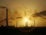 Foto de archivo. La puesta de sol se ve detrás de una refinería de petróleo en Willemstad, Curazao. 16 de junio de 2008. REUTERS/Jorge Silva.