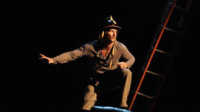 Facundo simula ser un bombero en el escenario. Y ayuda en la vida real.