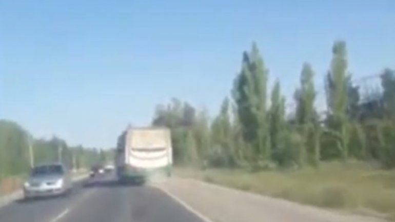 Un peligro: así manejaba un colectivo escolar por la Ruta 151