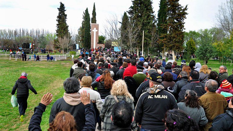 Miles de feligreses fueron a Chimay a presenciar la vigilia del santito mapuche a la espera de milagros.