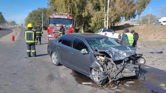 Conductor cruzó en rojo y ocasionó un fuerte choque en la Ruta 7