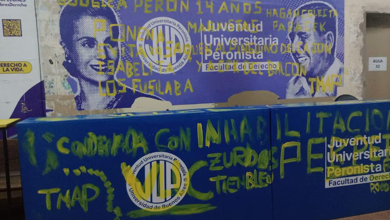 Cómo quedó la mesa de la JUP tras las pintadas de militantes libertarios. Cómo quedó la mesa de la JUP tras las pintadas de militantes libertarios.