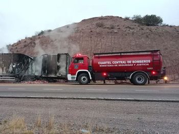 un incendio destruyo un camion que transportaba latas de gaseosas