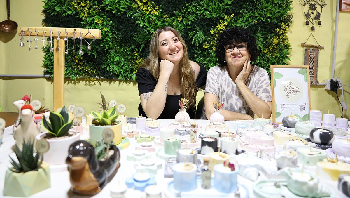 Renunció a su trabajo para producir velas junto a su madre y hoy sueñan con venderlas en todo el país