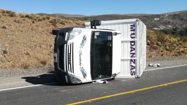 Provocó el vuelco de un camión y se dio a la fuga