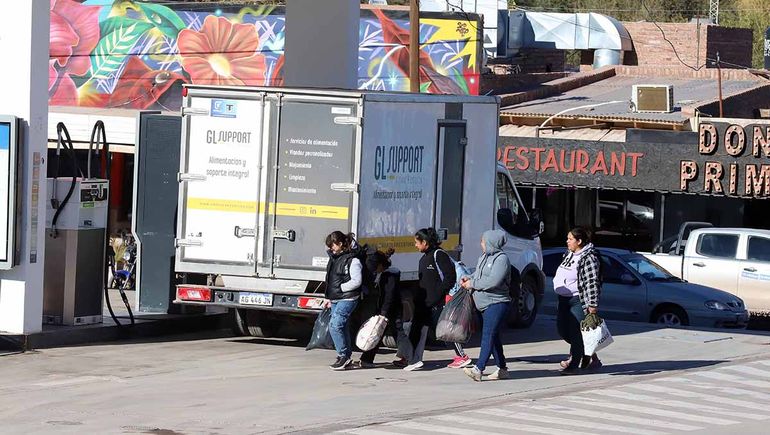 La gente en Añelo cruza por donde puede la Ruta 7.