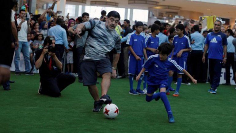 Maradona y Ronaldhino revolucionaron un shopping en Bahrein