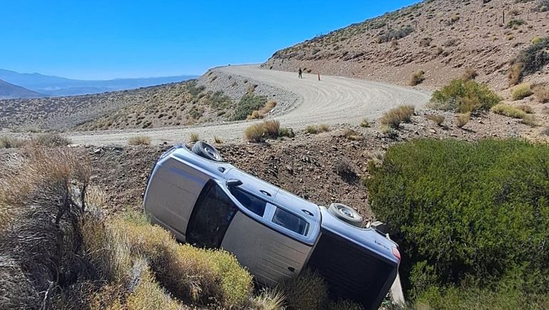 Viajaba al Paso Pichachén, volcó la camioneta y la dejó abandonada
