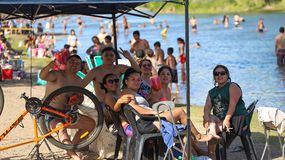 En 35 fotos, cómo vivieron los neuquinos este domingo la ola de calor