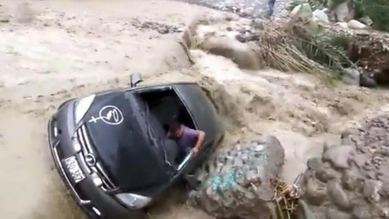 Se salvó de milagro porque el vehículo fue a parar contra unas rocas.