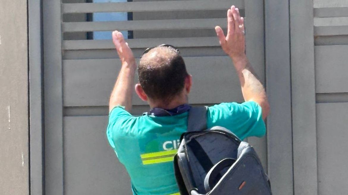 Alerta en la región por falsos trabajadores de Cliba que recorren viviendas para robar | LM Neuquen Alerta en la región por falsos trabajadores de Cliba que recorren viviendas para robar