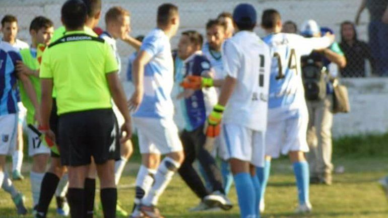 Imágenes exclusivas de la barbarie del sábado en el Gigante. Batalla campal y piedrazos en una tarde de furia.