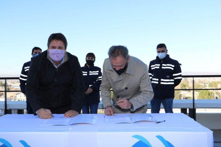 Gaido firmó el contrato de concesión con CALF por 20 años