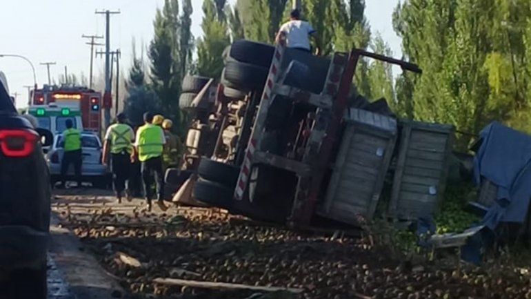 Camionero neuquino mordió la banquina y volcó sobre la Ruta 151