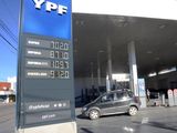 La pizarra en las estaciones YPF de Neuquén ya muestran los nuevos precios. Foto: María Isabel Sánchez