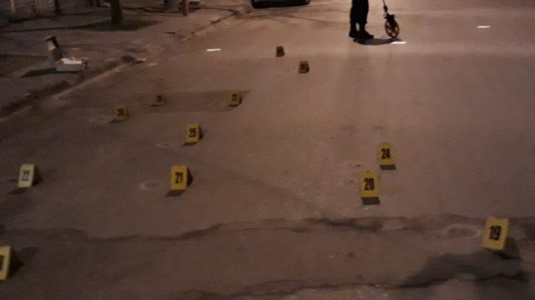 Cipolletti: baleó una casa y autos en un ajuste narco