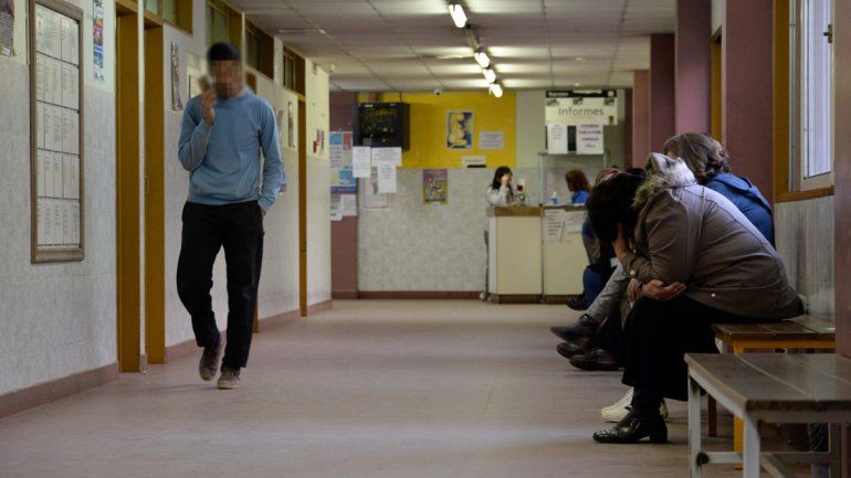 Brutal: les partió la cabeza con un caño a dos hermanos